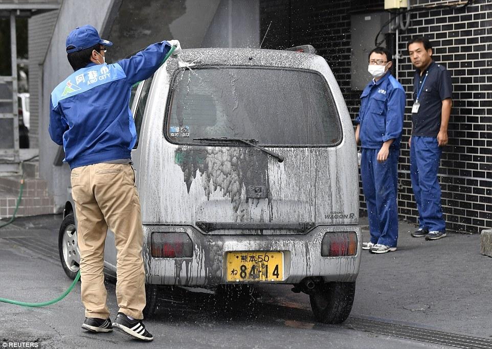 日本火山喷发 小镇被火山灰覆盖